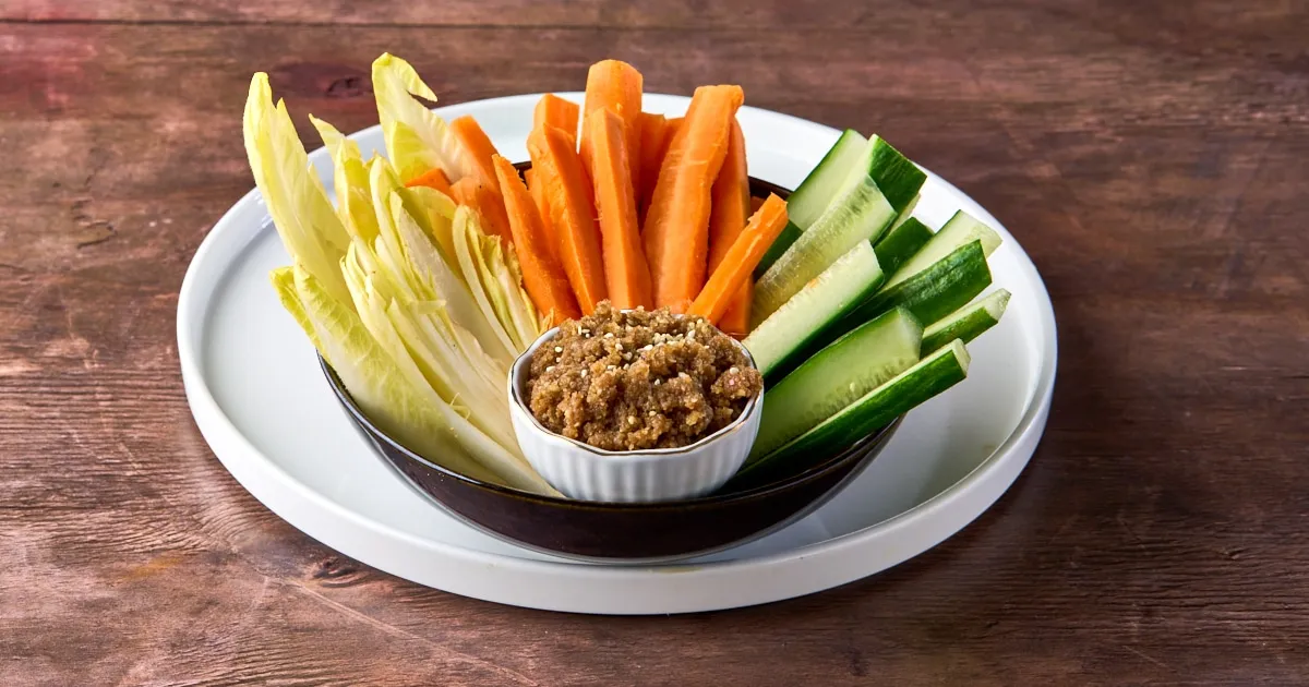 Crudités met hartige walnotendip
