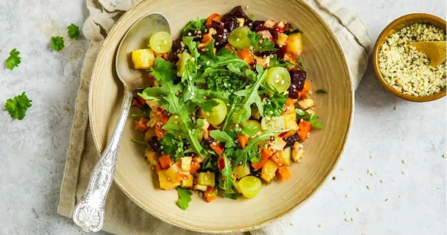 Frisse salade met rode biet en druiven
