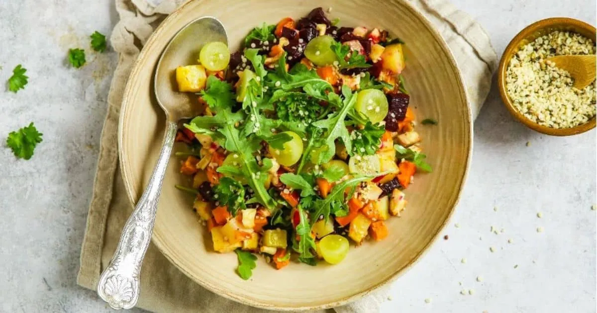 Frisse salade met rode biet en druiven