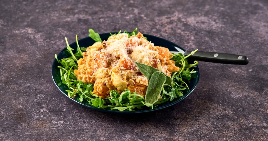 Gebakken bloemkool en pompoen met Parmezaan en spekjes