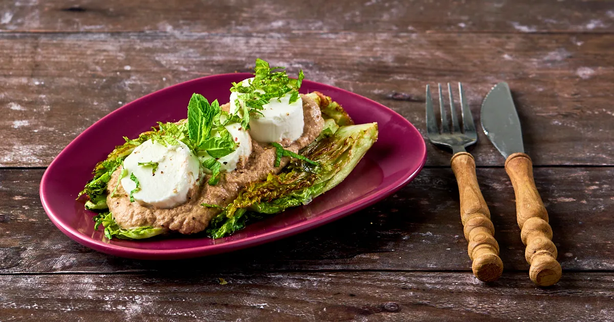 Gegrilde sla met walnotensaus en geitenkaas