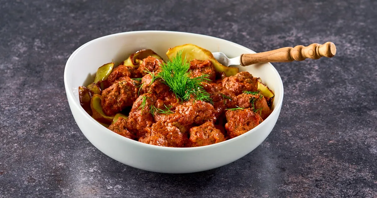 Gehaktballetjes in tomaten-roomsaus met kruidige witte kool