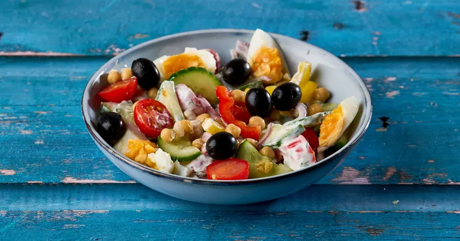 Gemengde salade met kikkererwten en ei