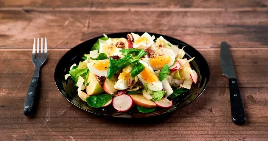 Gemengde salade met witlof, ei en pecannoten