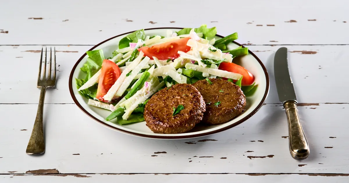 Hamburger met raapjessalade