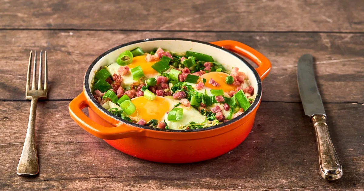 Hollandse shakshuka met andijvie en spekjes