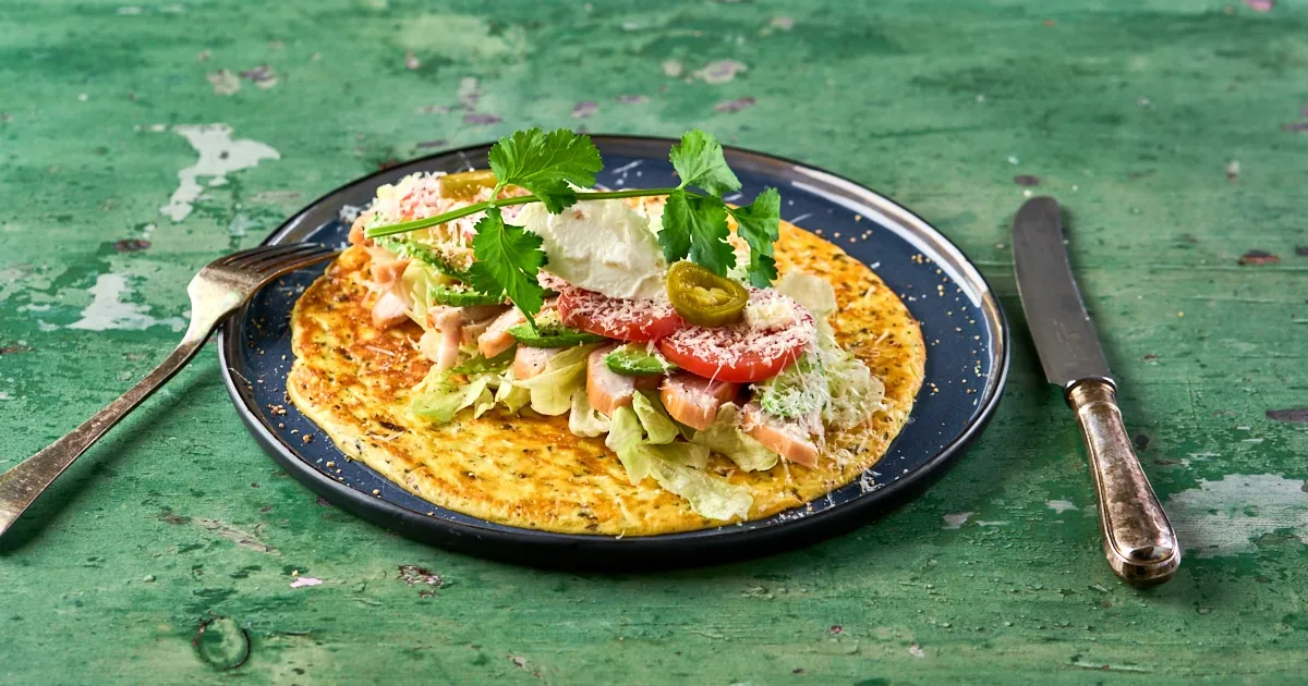 Kaas-ei tortilla met sla en gerookte kip