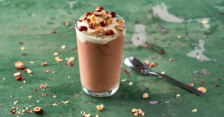 Keto chocolademousse van avocado met hazelnootcrunch