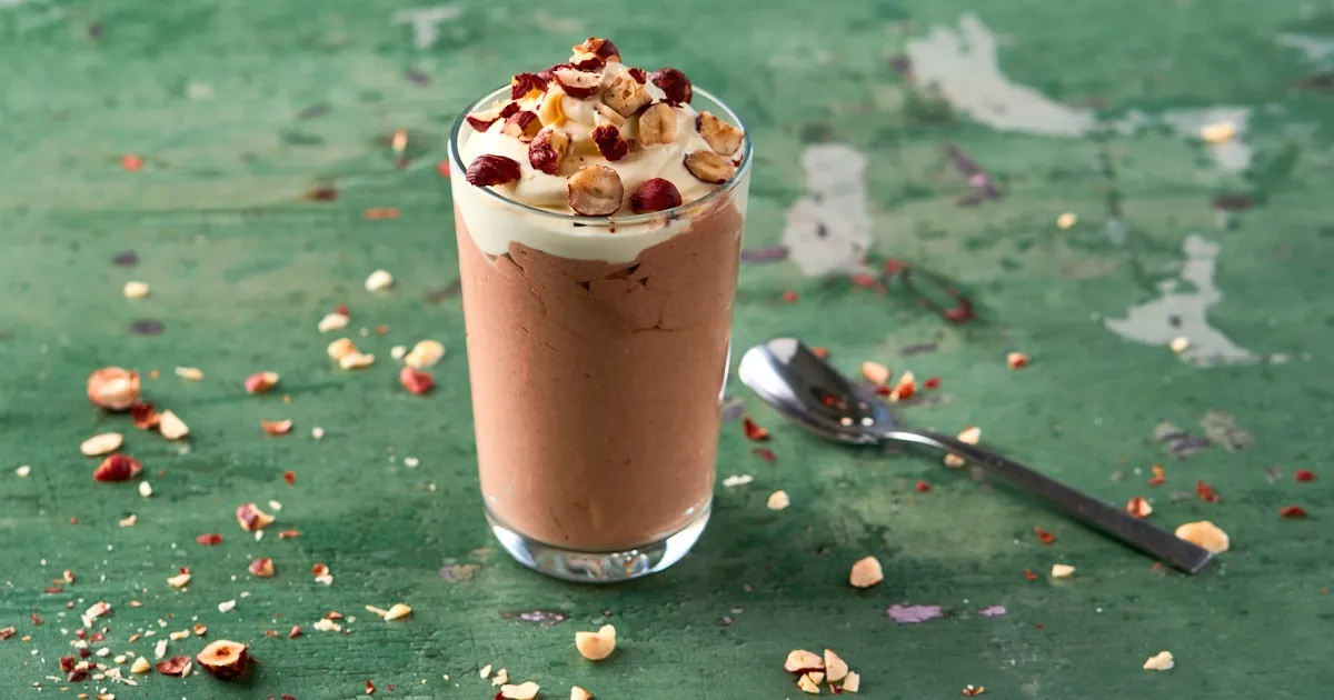 Keto chocolademousse van avocado met hazelnootcrunch