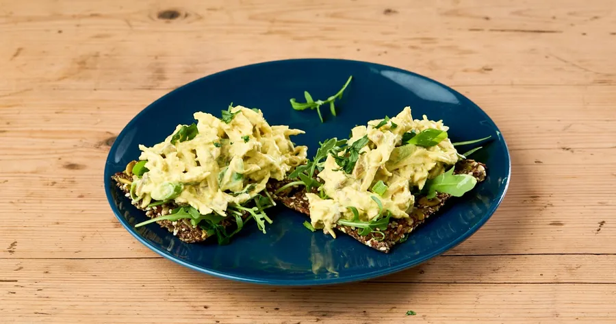 Keto kipkerriesalade met lijnzaadcrackers