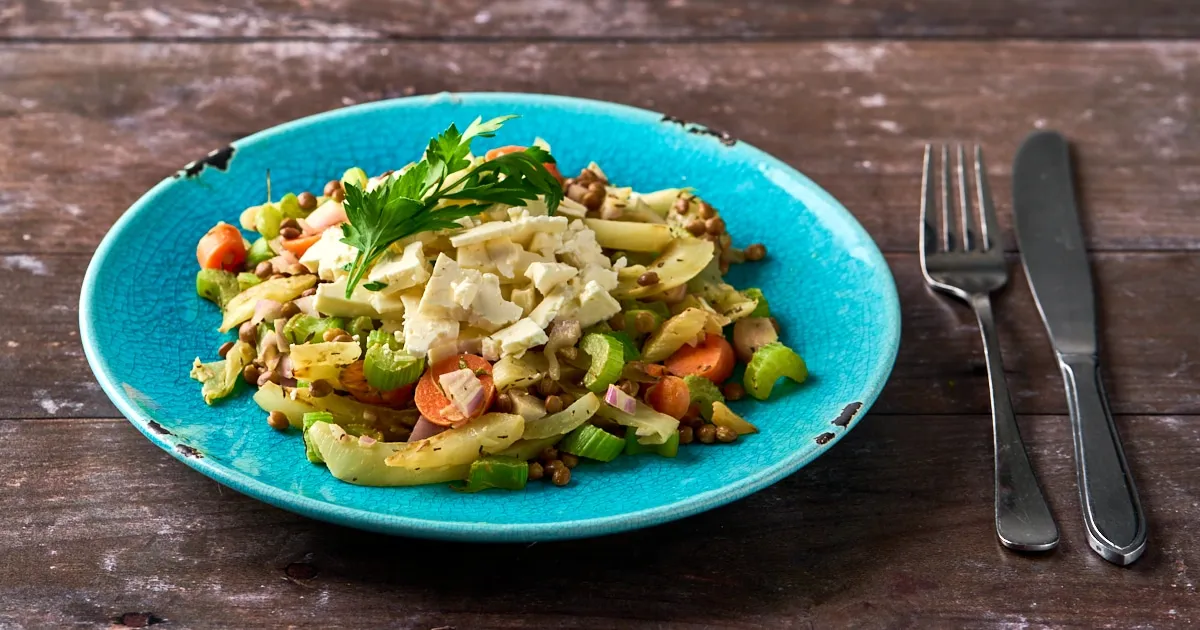 Linzensalade met gebakken groenten en feta