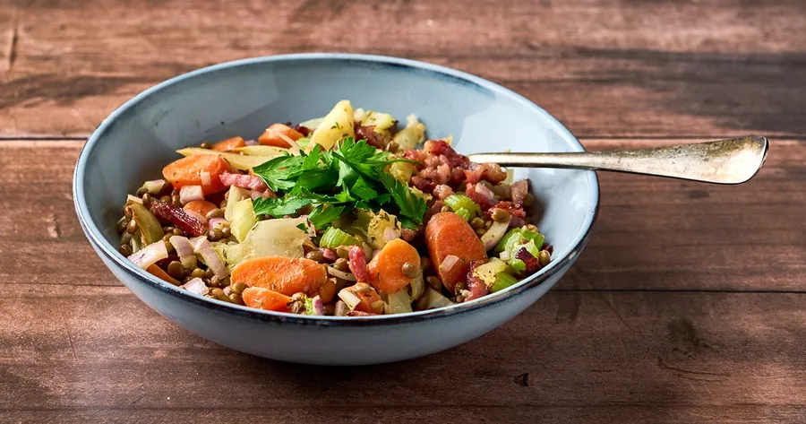 Linzensalade met gebakken groenten en spekjes
