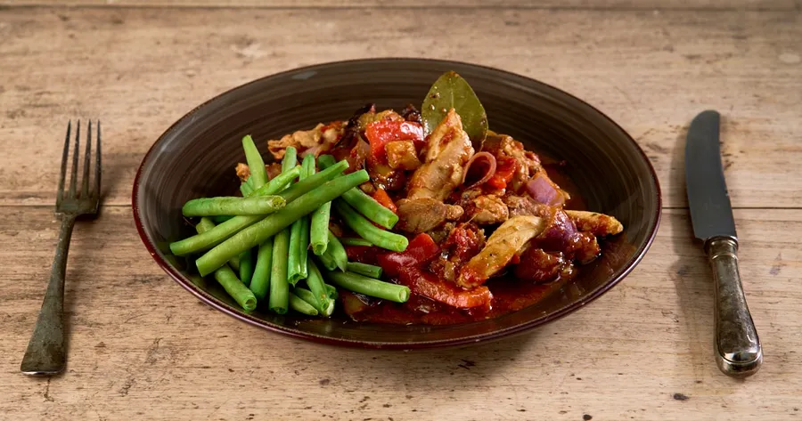 Mediterrane kipschotel met gestoofde sperziebonen