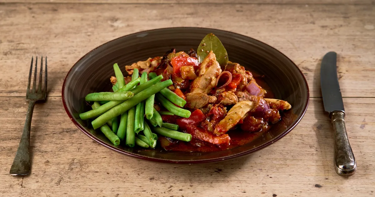 Mediterrane kipschotel met gestoofde sperziebonen