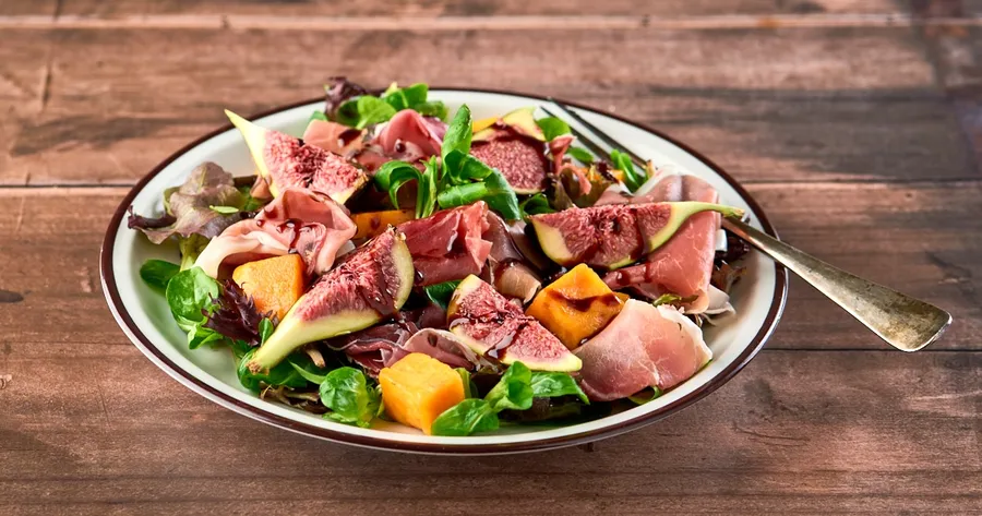 Salade met vijgen, rauwe ham en balsamicostroop