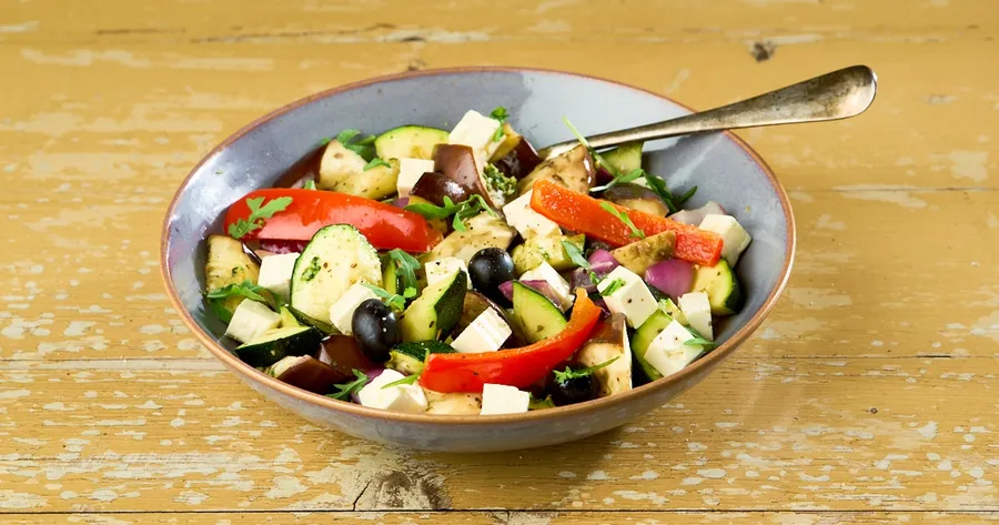 Salade van gegrilde groenten met feta en pesto