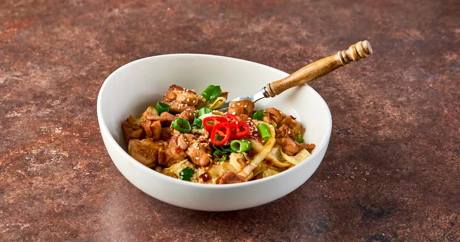 Snelle keto-noedels met kip en hoisinsaus