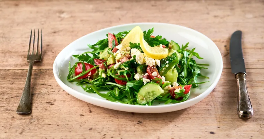 Snelle komkommersalade met avocado, feta en spekjes