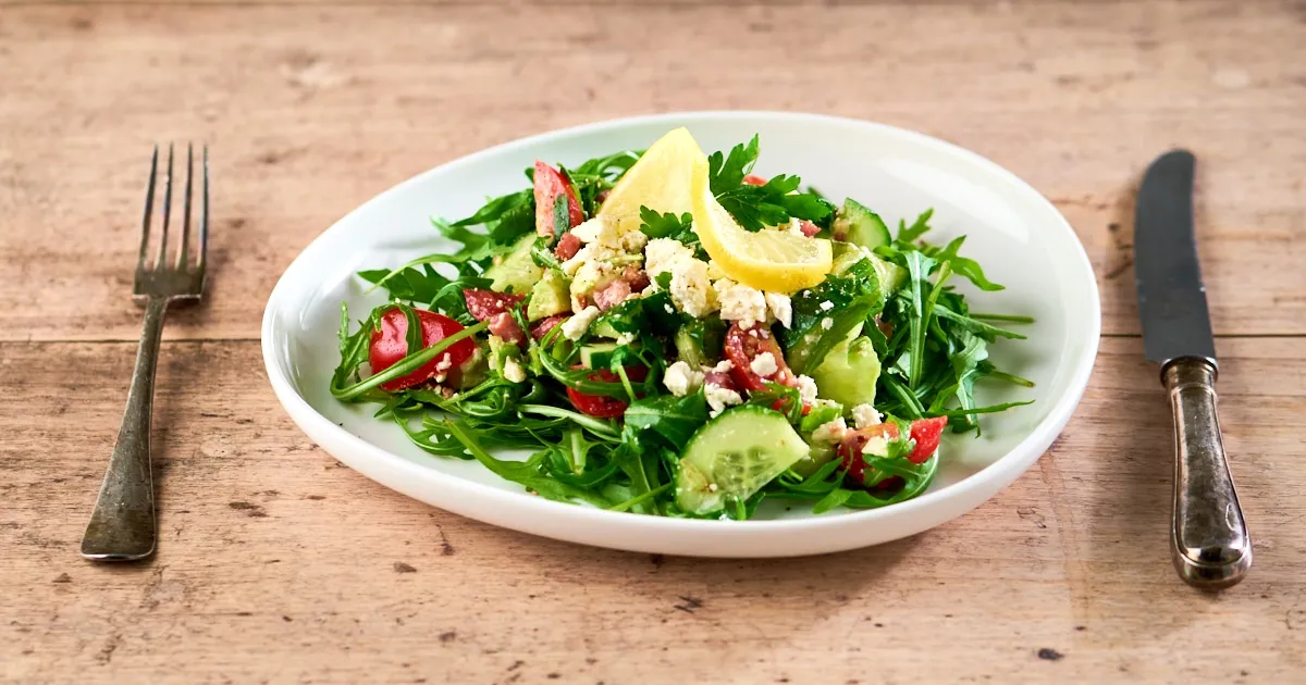 Snelle komkommersalade met avocado, feta en spekjes