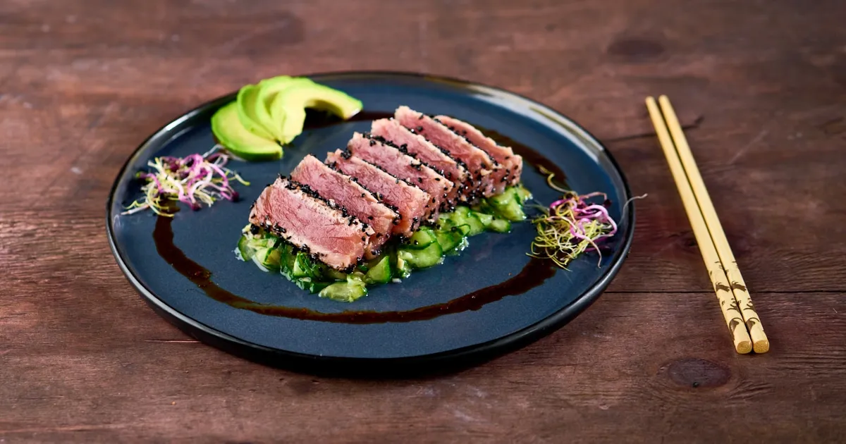Tataki van tonijn met gemarineerde komkommer