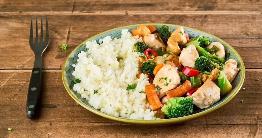 Thaise kip met cashewnoten met bloemkool-kruidenrijst