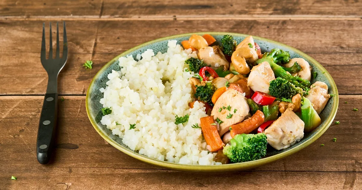 Thaise kip met cashewnoten met bloemkool-kruidenrijst