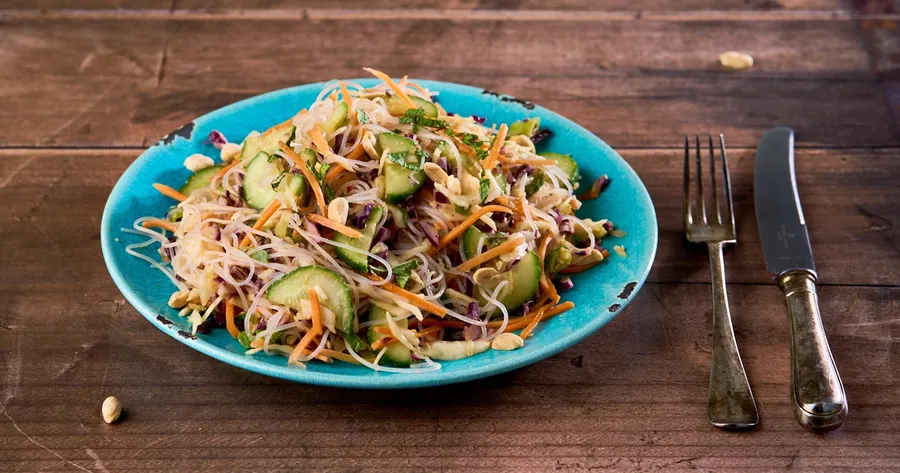 Thaise salade met glasnoedels en pindadressing
