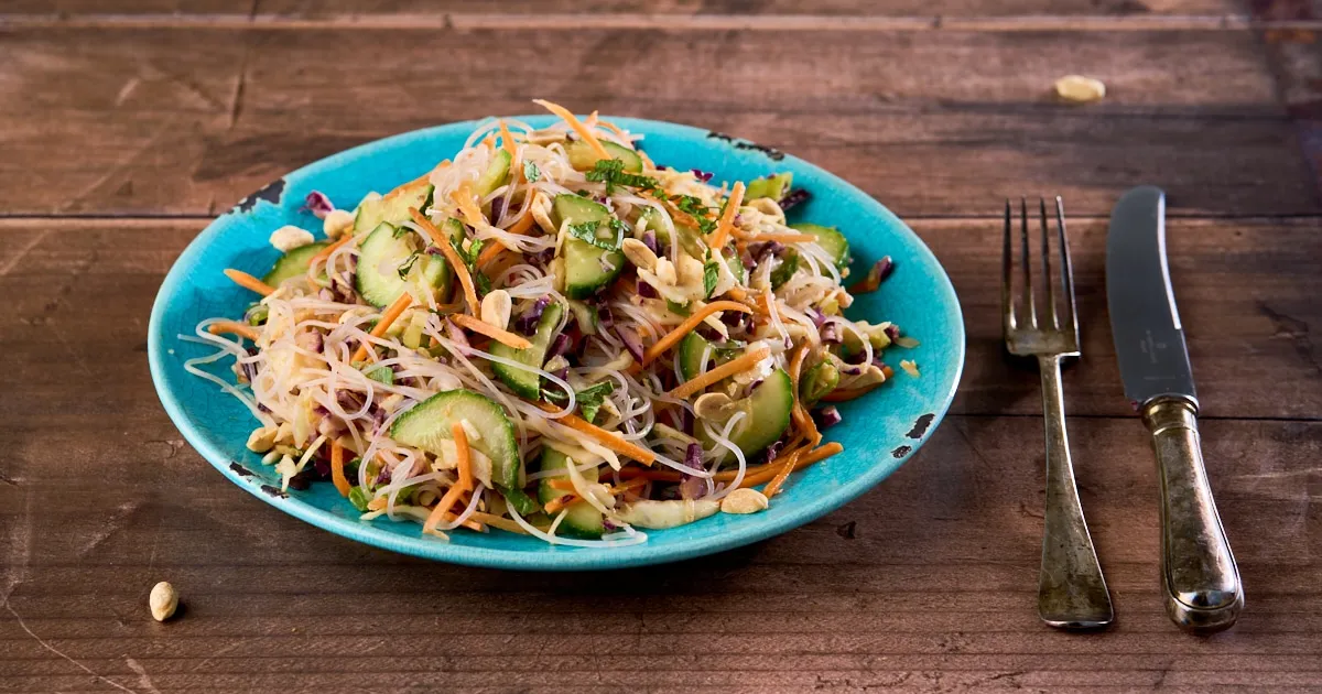 Thaise salade met glasnoedels en pindadressing