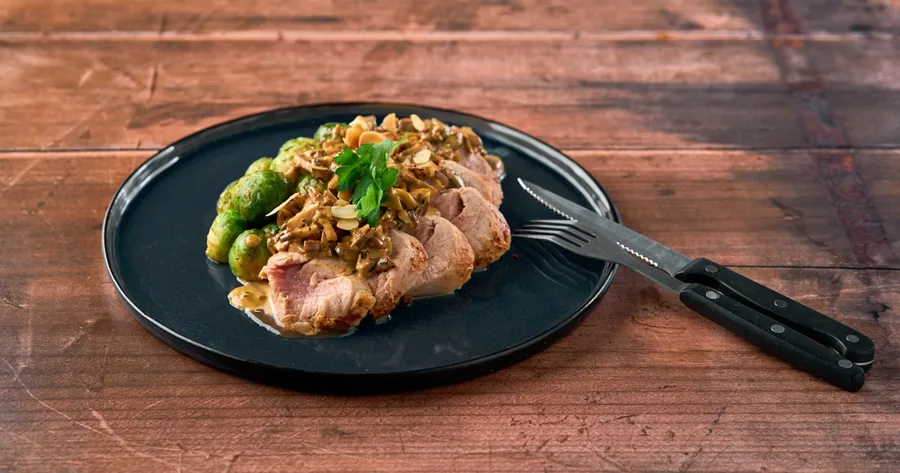 Varkenshaasje met champignonroomsaus en gestoofde spruitjes