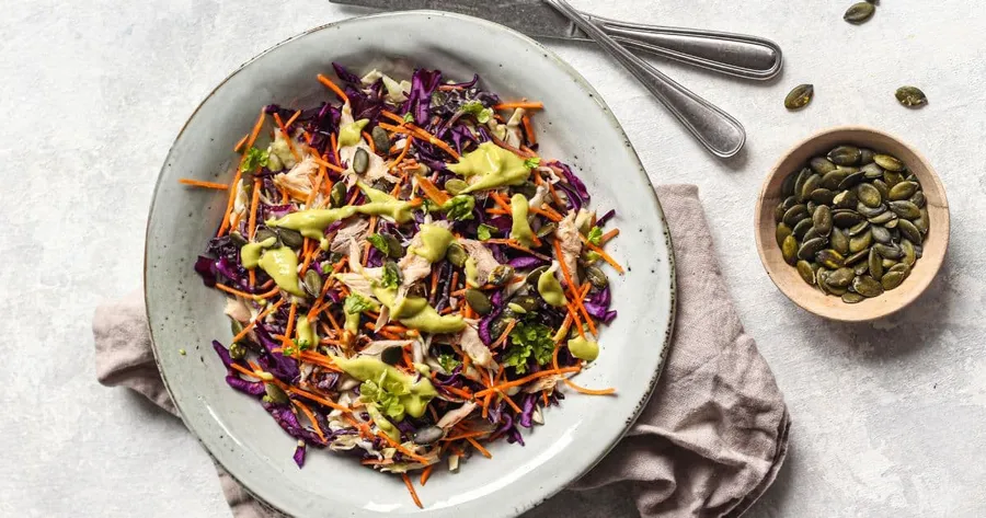 Wintersalade met twee soorten kool, makreel en avocadodressing