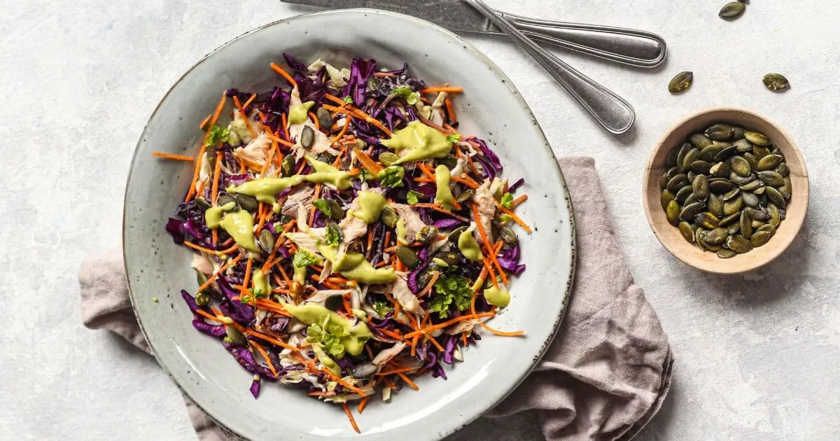 Wintersalade met twee soorten kool, makreel en avocadodressing