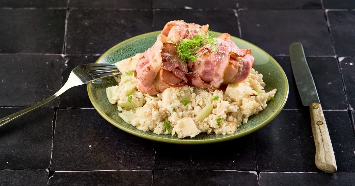 Zalm gewikkeld in ontbijtspek met keto groentenrisotto
