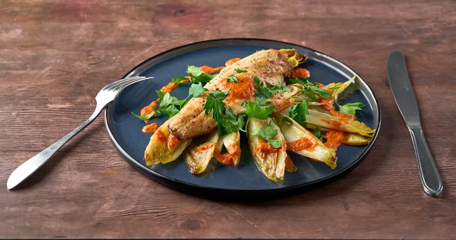 Zeebaarsfilet met gebakken witlof en ajvar-harissa-mayo