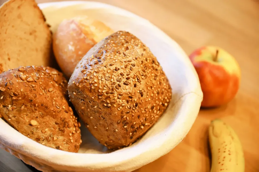 Broodjes van meergranen en volkoren in een mandje