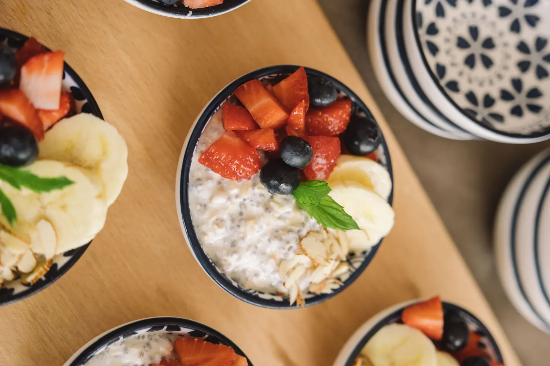 Kommen havermout met aardbeien, banaan en blauwe bessen