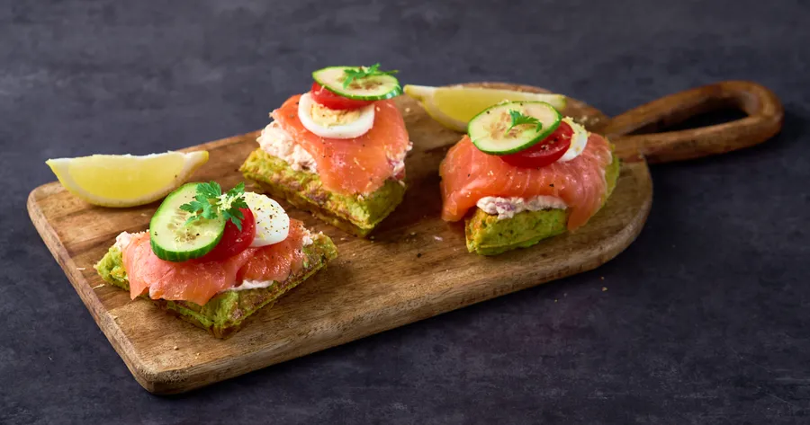 Avocadowafels met gerookte zalm, ei en citroen-tomaattopping