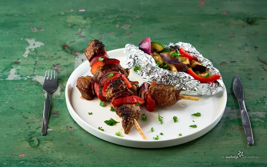 BBQ shaslik van ribeye met gepofte groenten en ras el hanout