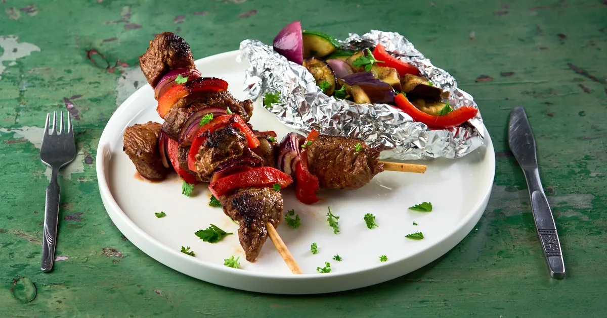 BBQ shaslik van ribeye met gepofte groenten en ras el hanout