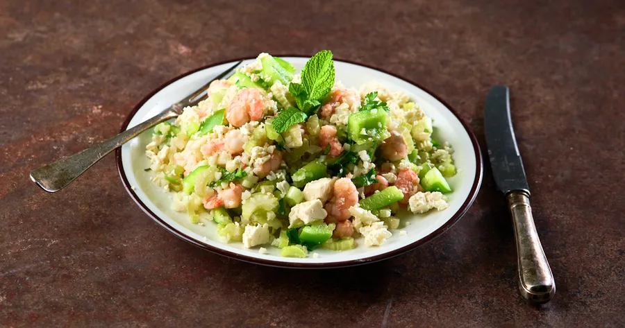 Bloemkoolrijstsalade met garnalen en feta