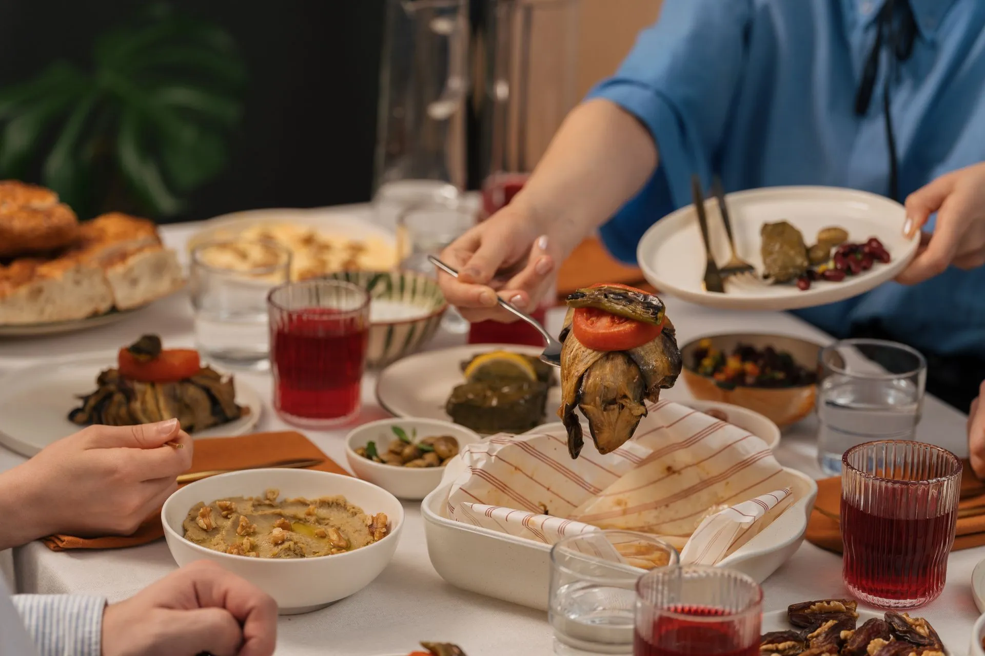 Vrienden delen samen een mediterrane maaltijd aan tafel.