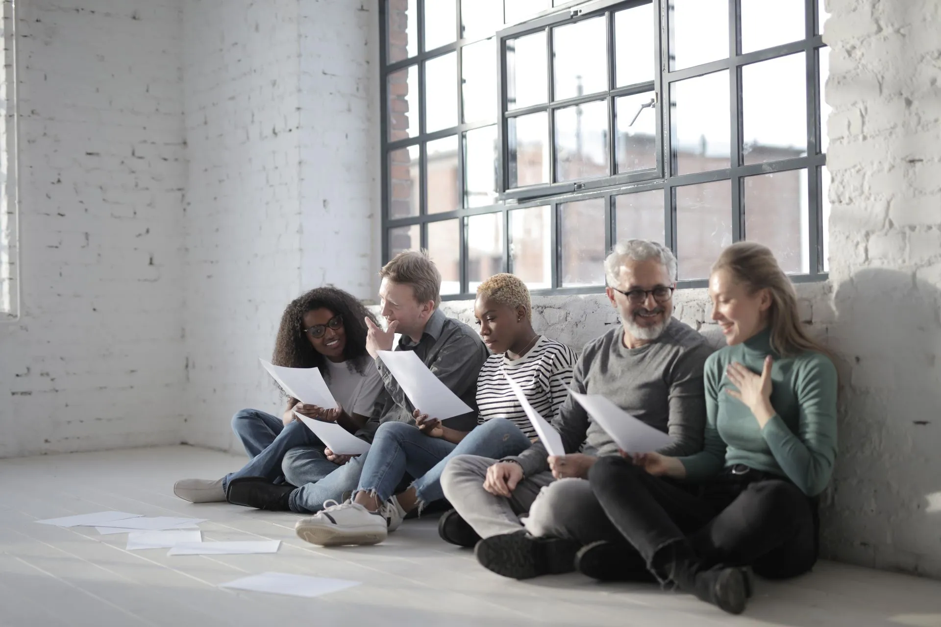 Een diverse groep mensen overlegt samen, een warme samenwerking.