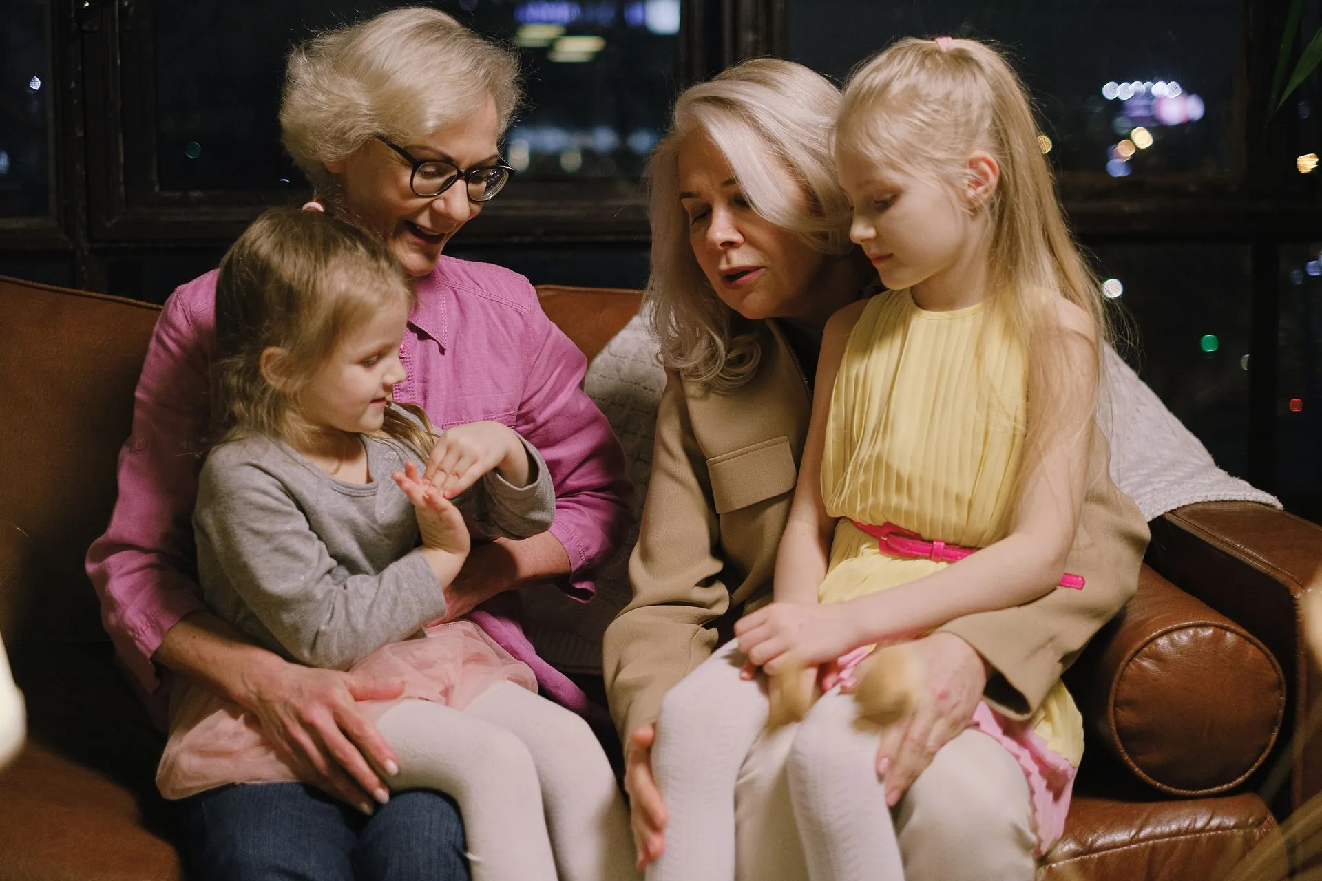 Grootouders en kleinkinderen samen aan tafel, een warm familiemoment.