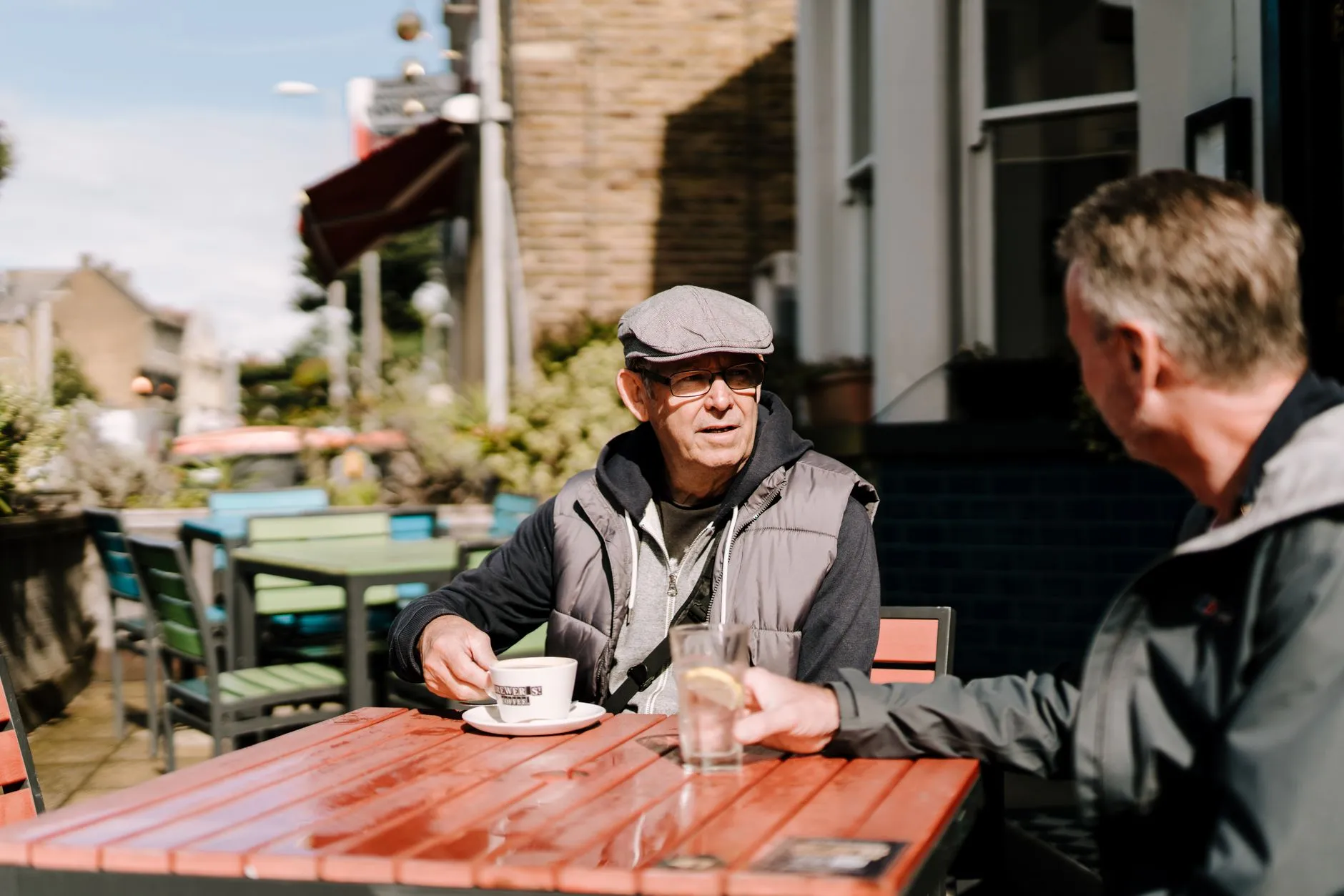 Praten over depressie bij mannen: twee mannen in gesprek