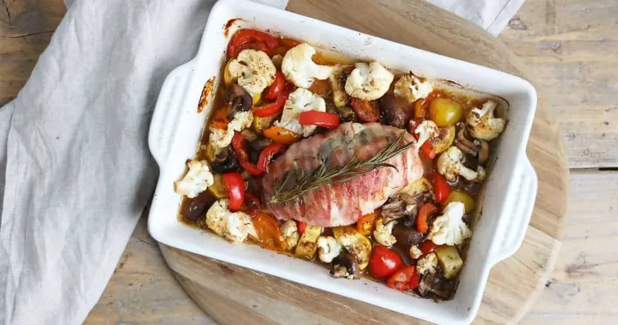 Gevulde kipfilet met gemengde groenten uit de oven