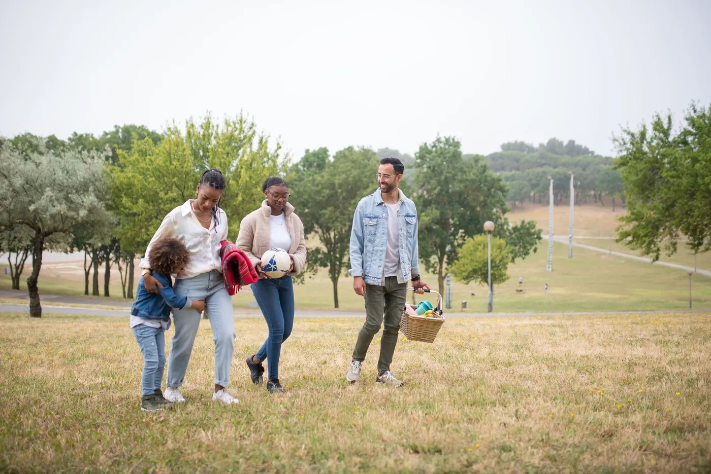 gezin met kinderen wandelt in het park