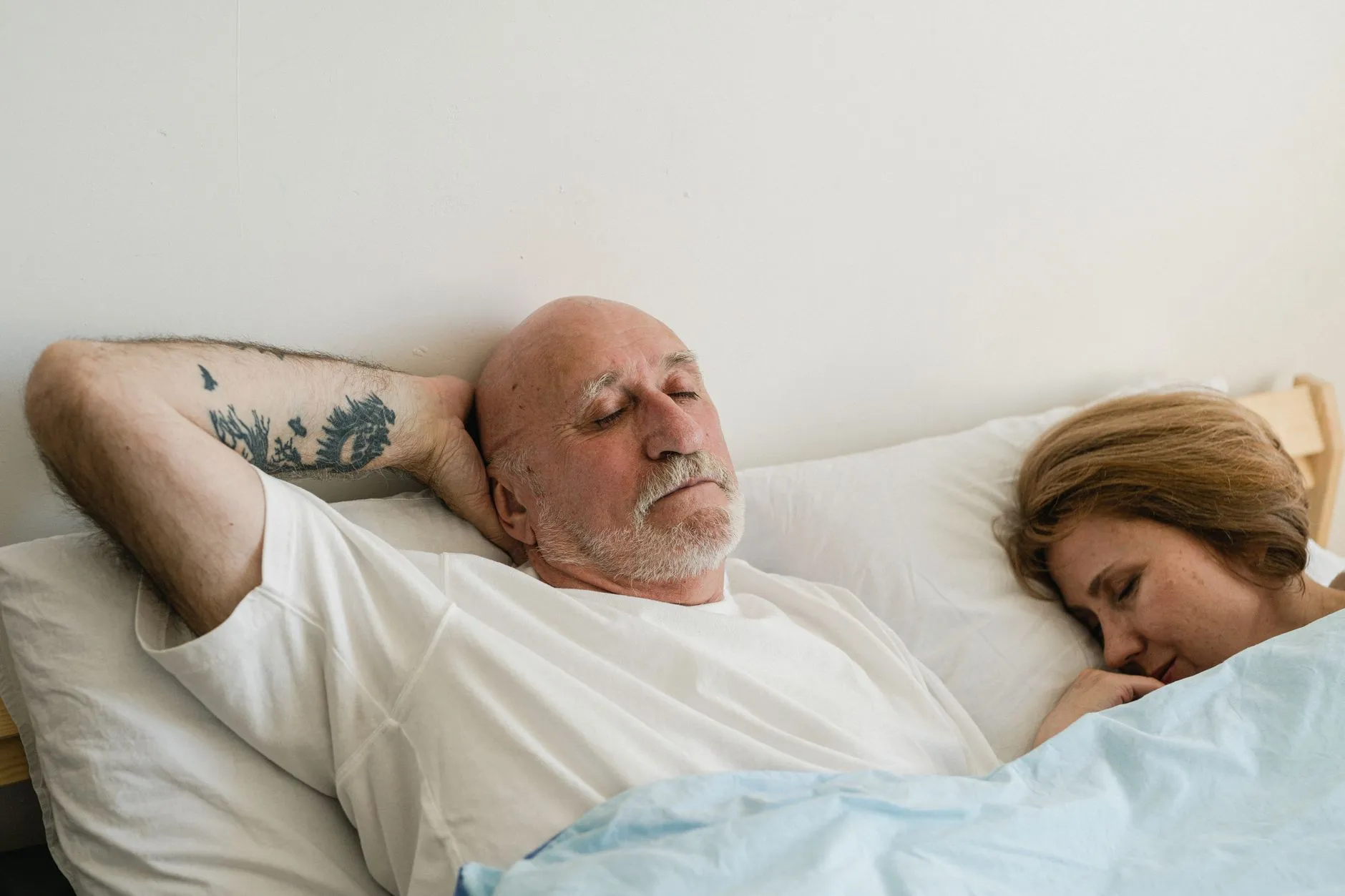 Oudere man en vrouw slapen rustig in bed