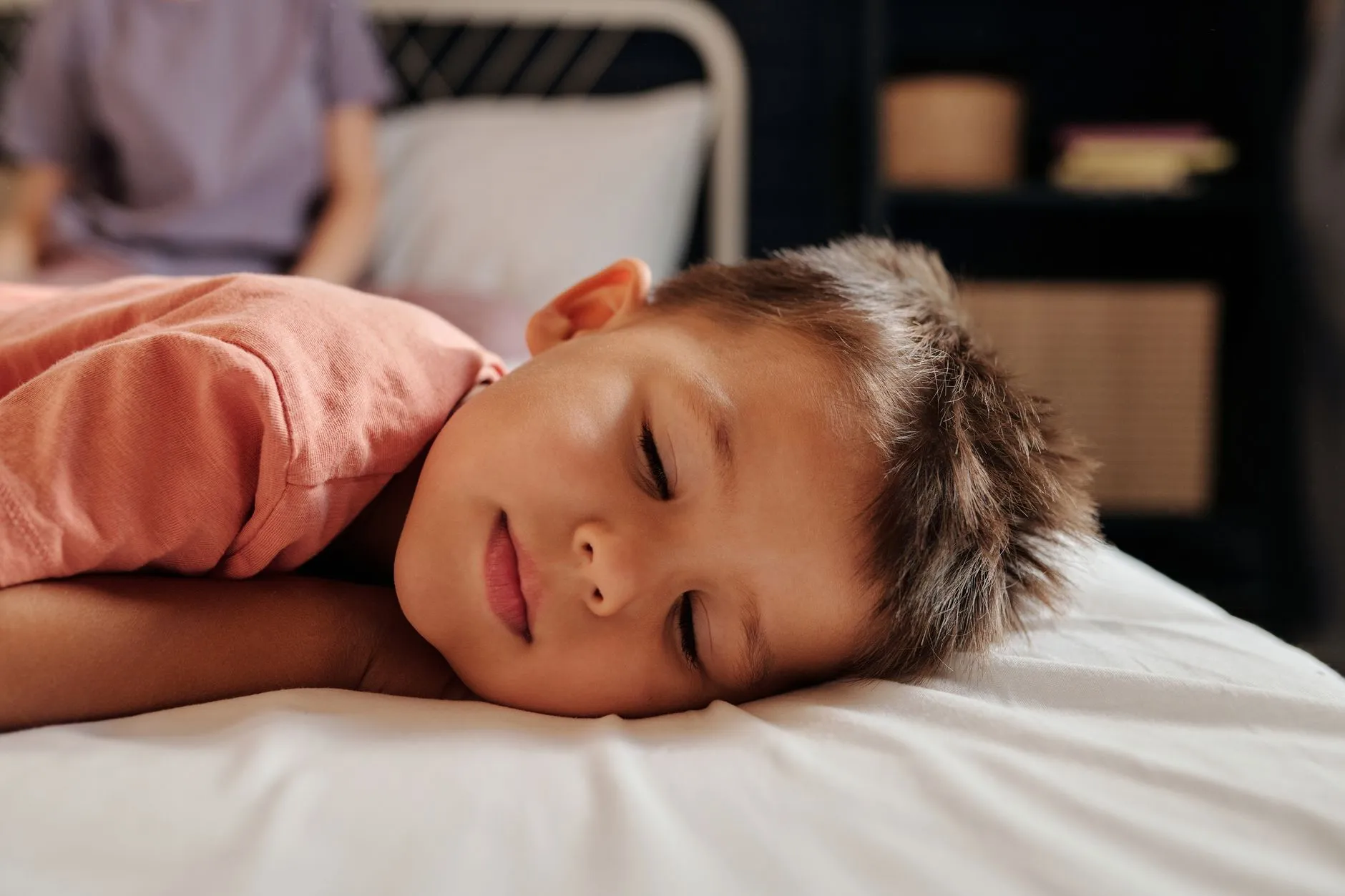 Slapend kind in bed, hoeveel slaap heeft een kind nodig