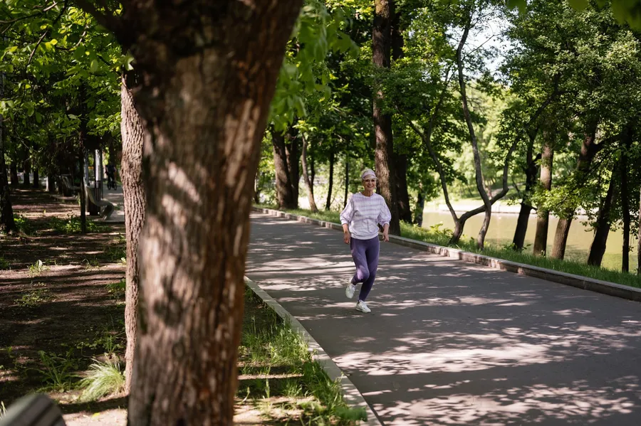 Vrouw stapt stevig door over een parkpad, starten met intervaltraining