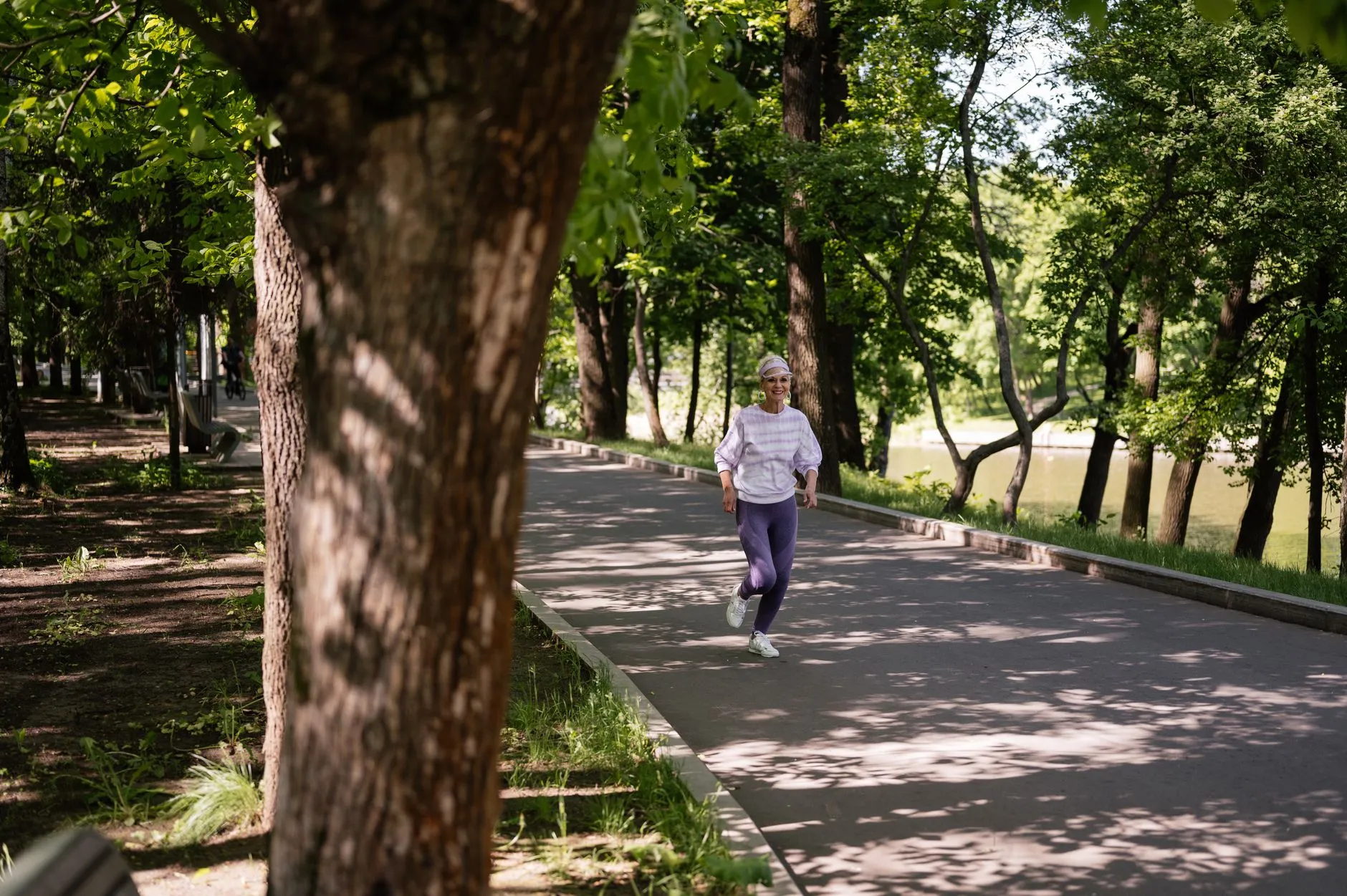 Vrouw stapt stevig door over een parkpad, starten met intervaltraining
