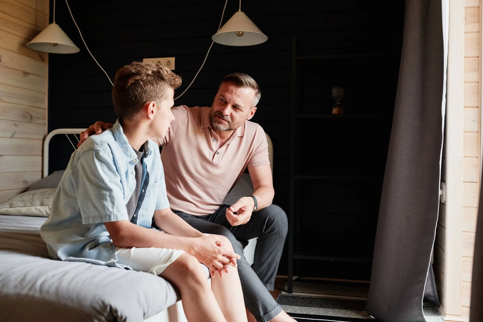 Stress bij kinderen bespreken: vader in gesprek met zijn zoon